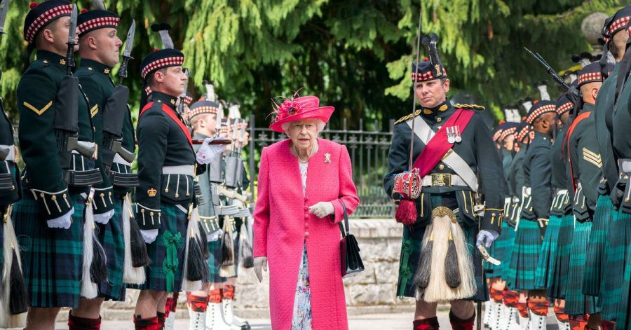 Die britische Königin Elizabeth bei der Inspektion der Ehrengarde vor den Toren von Balmoral Castle.