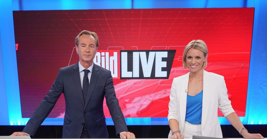 Thomas Kausch und Sandra Kuhn, Moderatoren «Bild Live», stehen im Studio des TV-Senders «Bild». Der neue TV-Sender «Bild» des Medienkonzerns Axel Springer ist nun auf Sendung.