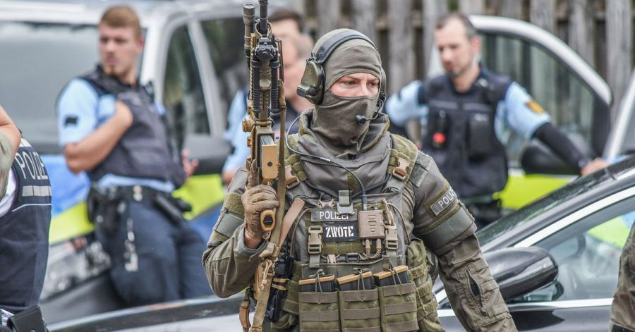 Polizisten und ein Spezialkommando der Polizei im Einsatz.