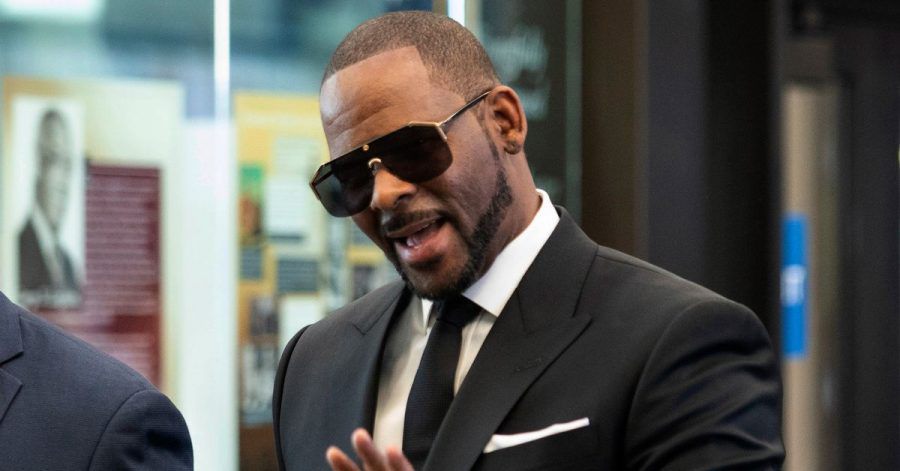 R. Kelly,wird unter anderem wegen sexuellen Missbrauchs Minderjähriger der Prozess gemacht.