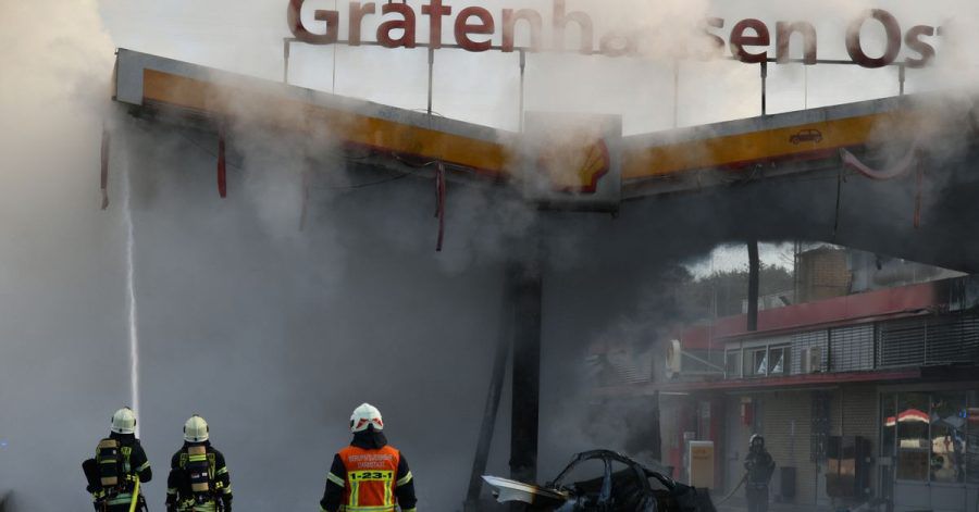Die Feuerwehr löscht den Brand an der Autobahn-Tankstelle Gräfenhausen Ost.