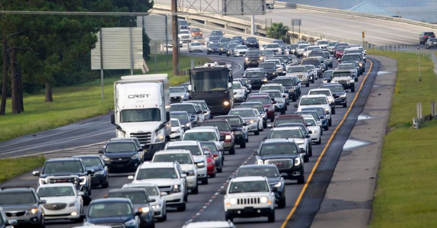 Die Interstate 10 an der Küste vonj Louisiana ist voll - Hurrikan «Ida» naht.