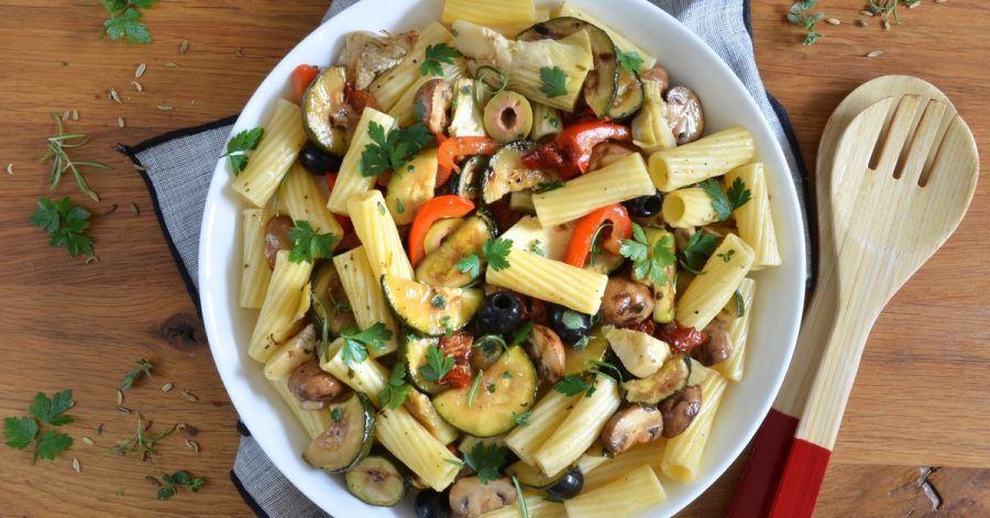 Grillgemüse, reichlich Knoblauch und geriffelte Röhrennudeln sind im Antipasti-Salat vereint.