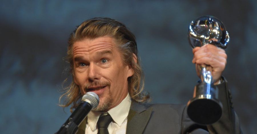 Ethan Hawke mit seiner Auszeichnung beim Internationalen Karlsbader Filmfestival.