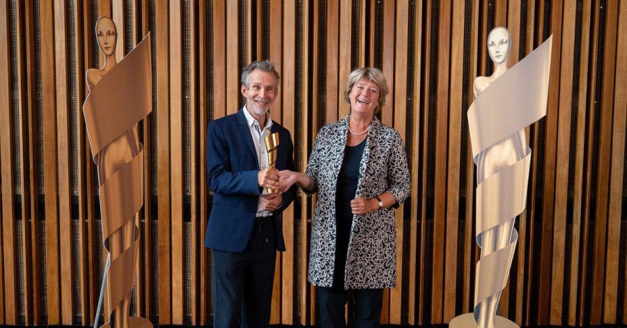 Ulrich Matthes (l), Schauspieler und Präsident der Deutschen Filmakademie, und Monika Grütters (CDU), Staatsministerin für Kultur und Medien, mit der goldenen Lola.