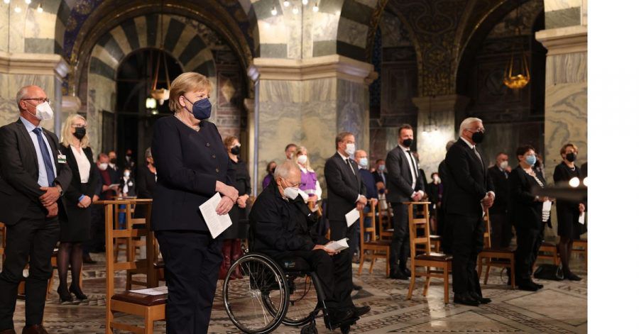 Bundeskanzlerin Angela Merkel (l-r), Bundestagspräsident Wolfgang Schäuble und Bundespräsident Frank-Walter Steinmeier bei der Gedenkzeremonie in Aachen.