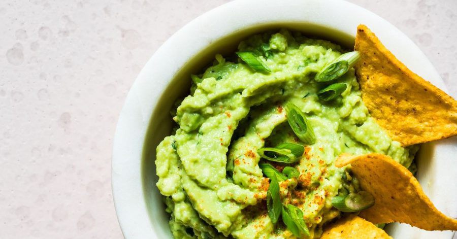 Die bekannteste Soße Mexikos ist die Guacamole aus Avocado, Limettensaft, Tomatenwürfeln, fein gehackter roter Zwiebel, Knoblauch und Koriandergrün, Chilipulver, Salz und Pfeffer.