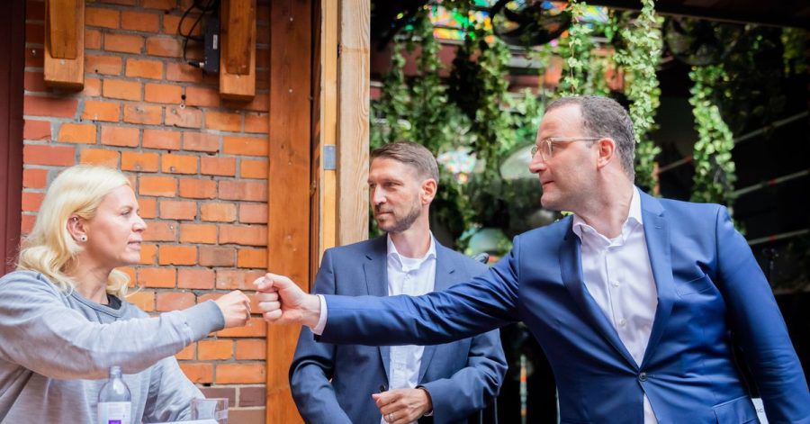 Gesundheitsminister Jens Spahn (r) neben Timo Feuerbach (m.), Geschäftsführer des Europäischen Verbands der Veranstaltungs-Centren (EWC), und Pamela Schobeß, Vorstand von LiveKomm und Vorsitzende der Clubkommission Berlin.