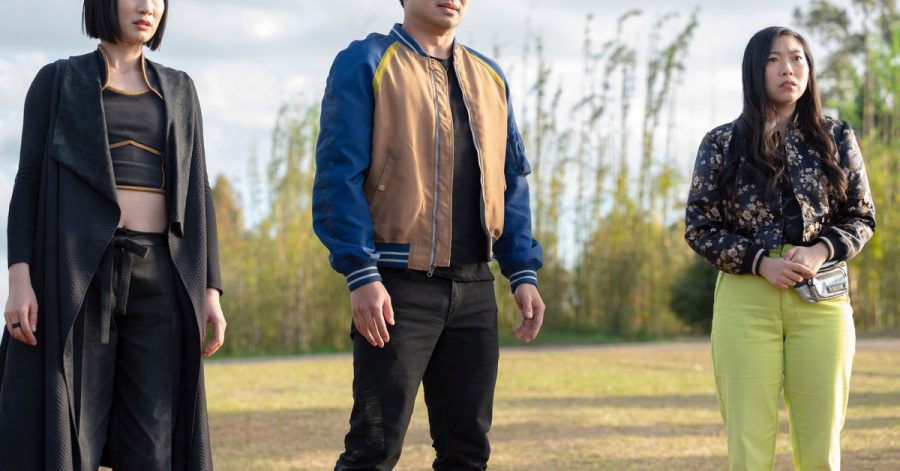 Meng’er Zhang (l) als Xialing, Simu Liu (M) als Shang-Chi und Awkwafin (r) als Katy in einer Szene des Films "Shang-Chi and the Legend of the Ten Rings".