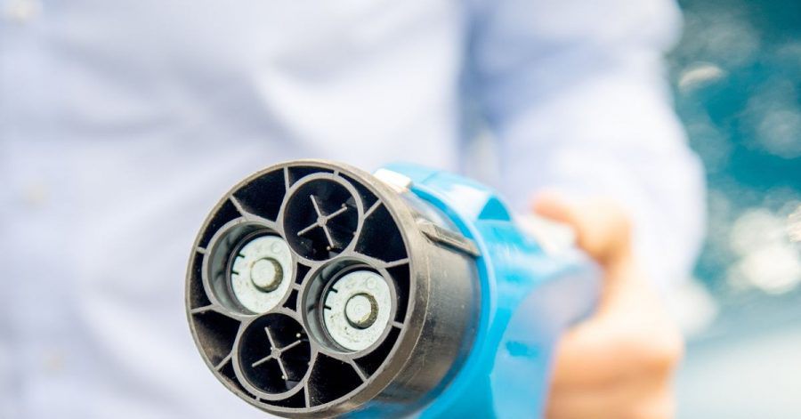 Rüssel unter Strom: Das Aufladen von E-Autos fühlt sich in einigen Momenten nicht viel anders an, als das Tanken beim konventionellen Verbrenner.