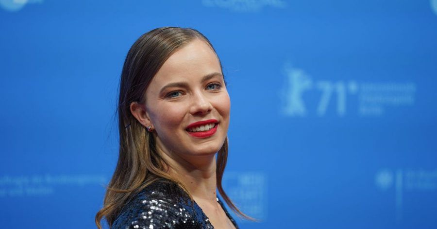Die Schauspielerin Saskia Rosendahl, hier bei der Berlinale im Juni. Der Film «Niemand ist bei den Kälbern» mit Rosendahl in der Hauptrolle hat beim 74. Internationalen Filmfestival Locarno viel Beifall erhalten.