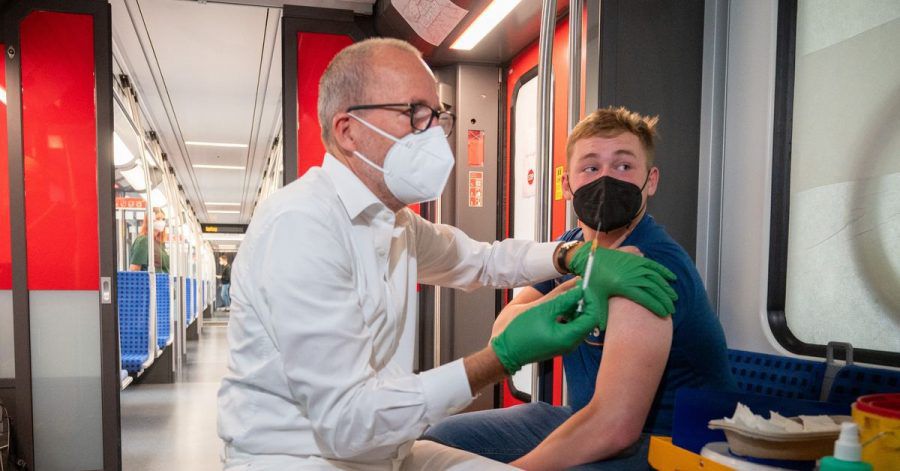 Christian Gravert, Chefmediziner der Deutschen Bahn, verabreicht einem Mann in einer Berliner S-Bahn den Impfstoff des Herstellers Johnson & Johnson.
