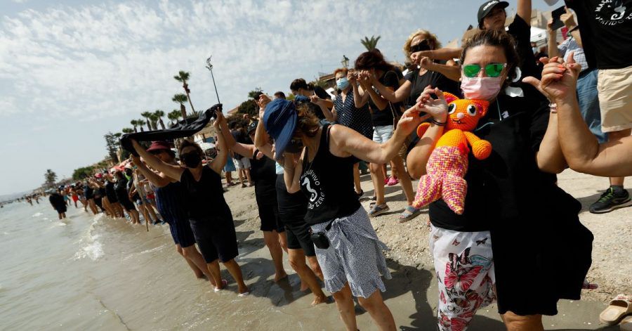 Demonstranten und Demonstrantinnen bilden eine mehr als 73 Kilometer lange Menschenkette am Ufer des Mar Menor.