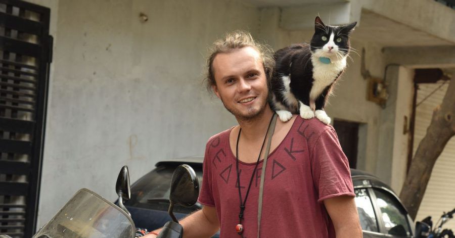Weltenbummler Martin Klauka mit seiner Katze Mogli in Indien.
