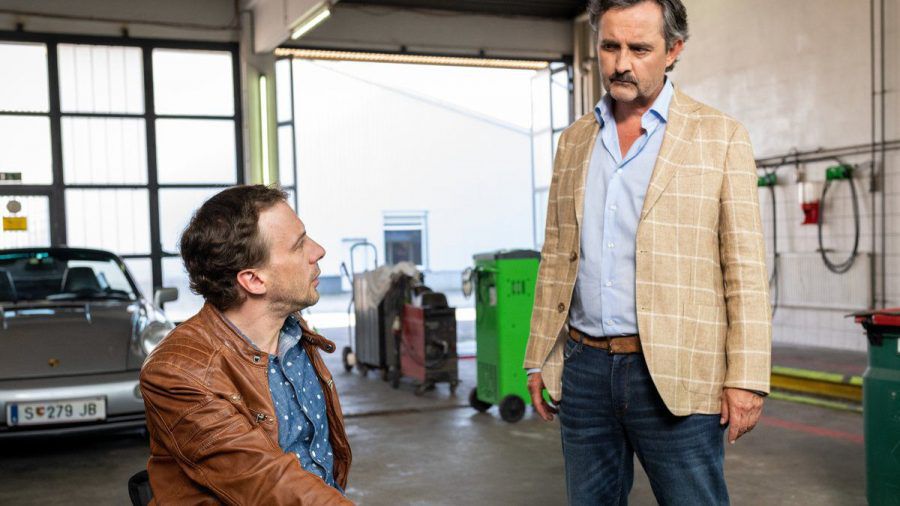 "Die Toten von Salzburg: Treibgut": Rudi Mandl (r.) ist mit Peter Palfinger (Florian Teichtmeister) in der Firmenwerkstatt, um ihm zu zeigen, wo der Lederkoffer aufbewahrt wurde. (cg/spot)