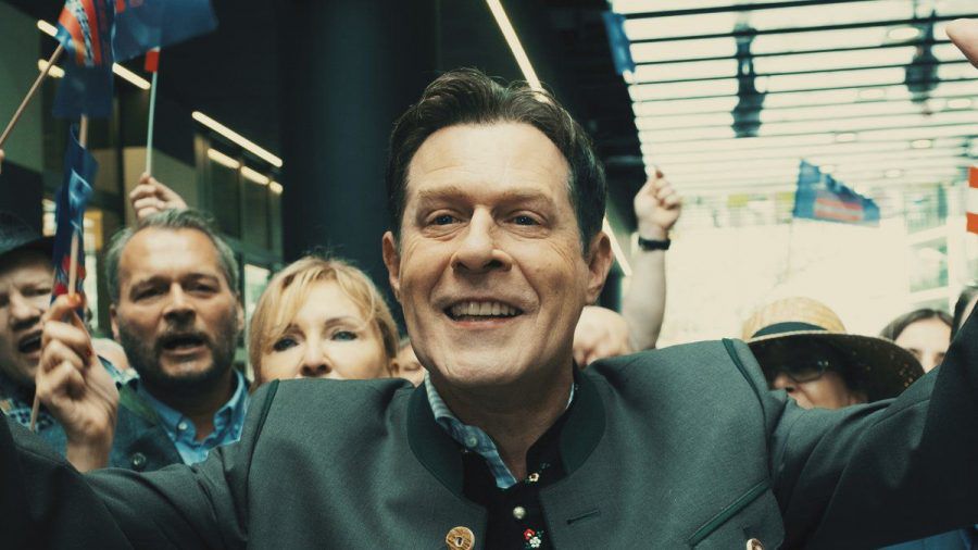 "Die Ibiza Affäre": Andreas Lust in der Rolle des ehemaligen österreichischen Vizekanzlers Heinz-Christian Strache. (ili/spot)