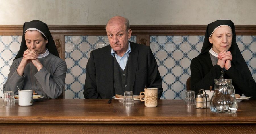 Beim Abendessen sitzt Privatdetektiv Georg Wilsberg (Leonard Lansink) neben den Ordensschwestern Christa (Inka Friedrich, l) und Gudula (Katharina Blaschke)