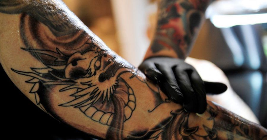 Tätowieren wird immer beliebter: Bei Leuten zwischen 20 und 30 trägt heute jeder Zweite ein Tattoo.