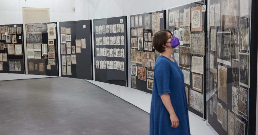Eine Mitarbeiterin der Deichtorhallen Hamburg in der Ausstellung «Aby Warburg: Bilderatlas Mnemosyne. Das Original».