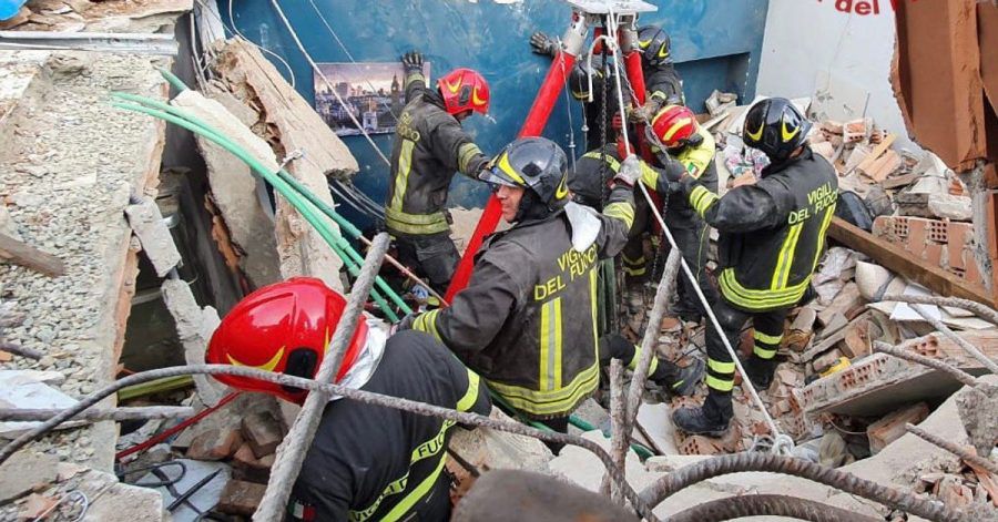 Rettungskräfte der Feuerwehr vor dem eingestürzten Wohnhaus in Turin.