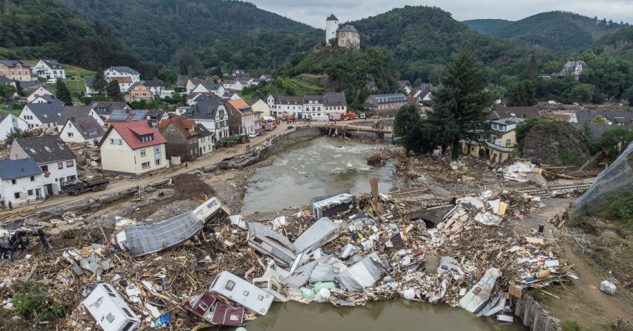 Meterhoch türmen sich Wohnwagen, Gastanks, Bäume und Schrott an einer Brücke über der Ahr. Zunächst gab es Befürchtungen, es könnte Seuchen geben - doch es gibt Entwarnung.