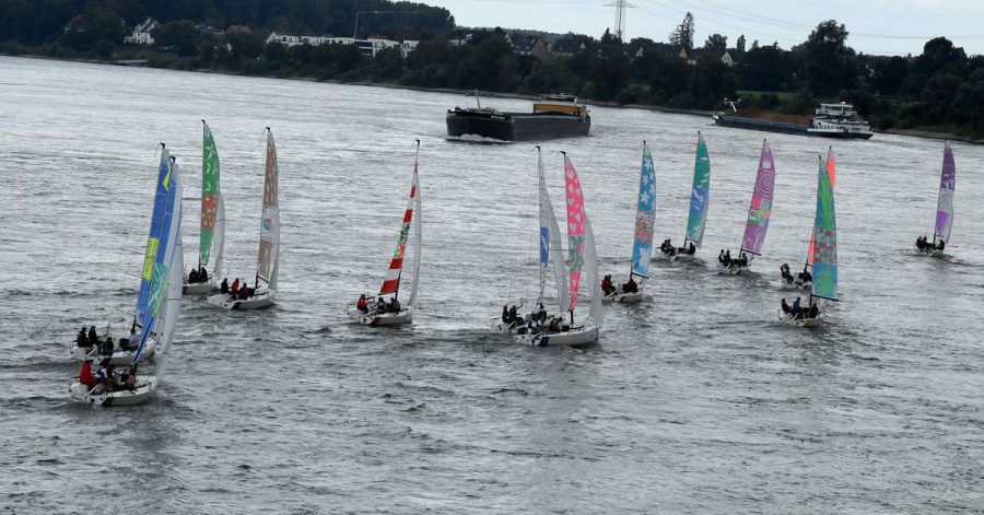 Segelboote starten auf dem Rhein zur weltweit ersten Kulturregatta.