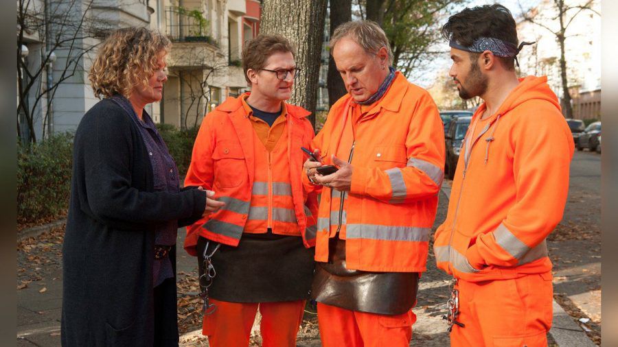 "Die Drei von der Müllabfuhr": "Käpt´n" Werner Träsch (Uwe Ochsenknecht, 2. v. r.), Ralle (Jörn Hentschel) und Tarik (Aram Arami, r.). (cg/spot)