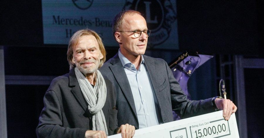Der Schauspieler Volker Lechtenbrink (l) erhält von Matthias Kallis, Leiter Mercedes-Benz Hamburg, den mit 15.000 Euro dotierten Gustaf-Gründgens-Preises 2021.