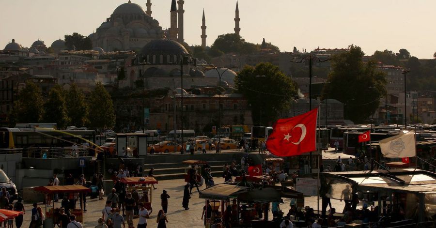 Menschen gehen in Istanbul spazieren.