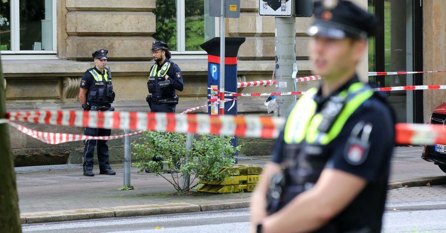 Einsatzkräfte stehen an einer Polizeiabsperrung auf dem Gorch-Fock-Wall in Hamburg.