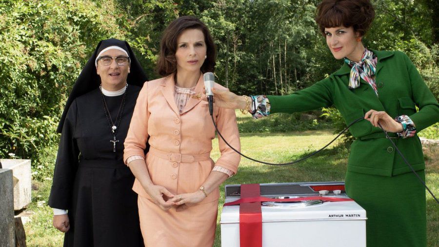 Juliette Binoche (M.) als Paulette Van der Beck, die Leiterin einer Hauswirtschaftsschule im Elsass. (ili/spot)