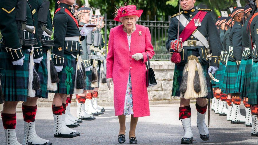 Queen Elizabeth II. bei der offiziellen Begrüßungszeremonie zum Sommerurlaub auf Schloss Balmoral. (ili/spot)