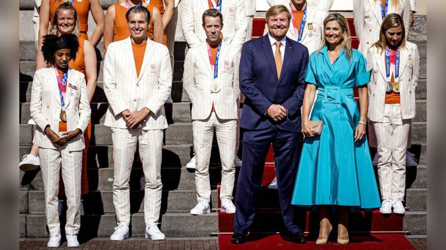 Máxima und Willem-Alexander mit den Athleten auf den Stufen des Königlichen Palasts Noordeinde. (jom/spot)