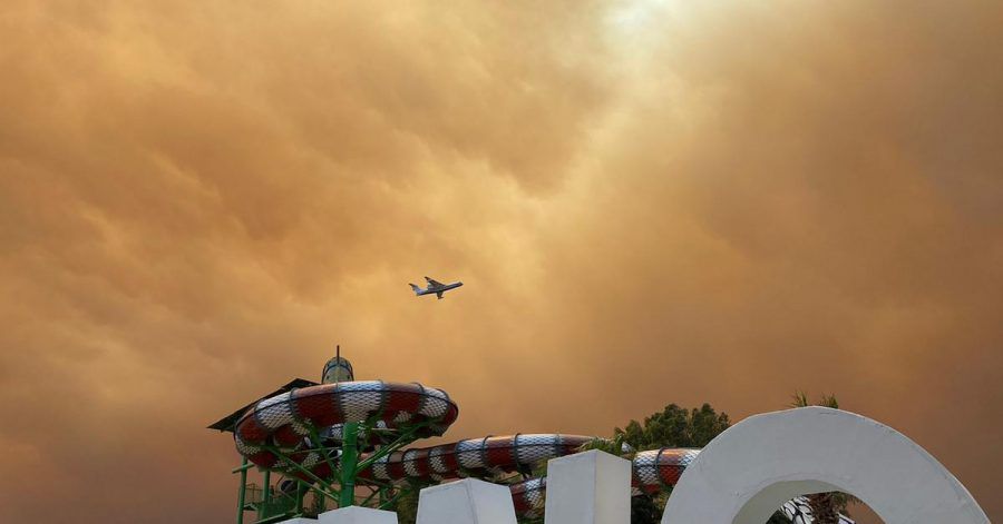 Rauch zieht über die Freizeitanlagen an einem Hotelkomplex in der türkischen Urlaubsregion Antalya. Die Feuer wüten seit Tagen an der bei Touristen beliebten Mittelmeerküste.