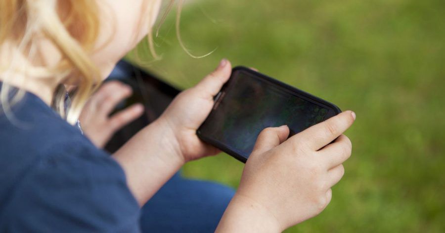 Viele Kinder und Jugendliche lieben das Spielen auf dem Smartphone. Doch vermeintlich kostenlose Spiele-Hits bergen oftmals Kostenfallen. Eltern sollten daher einige Dinge beachten.