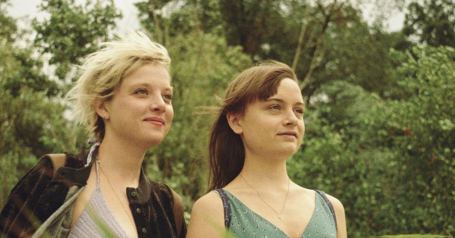 Romy (Jella Haase, l) verdreht Nora (Lena Urzendowsky) den Kopf.