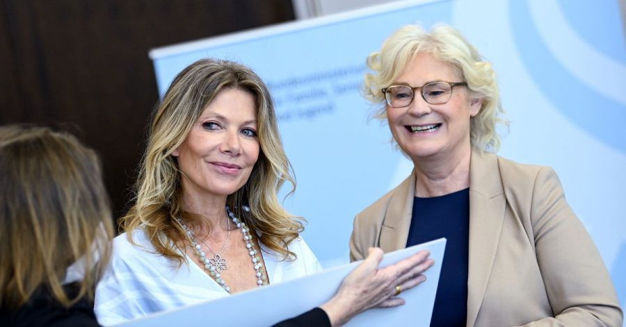 Ursula Karven (l), Schauspielerin, übergibt die Petition #TheLouderVoices an Christine Lambrecht (SPD), Bundesministerin der Justiz und für Verbraucherschutz.