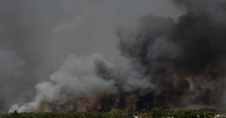 Ein Hubschrauber fliegt über einen Waldbrand nördlich von Athen. Griechenland wird weiterhin von einer Dauerhitzewelle und Trockenheit heimgesucht, weshalb zahlreiche Waldbrände ausgebrochen sind.