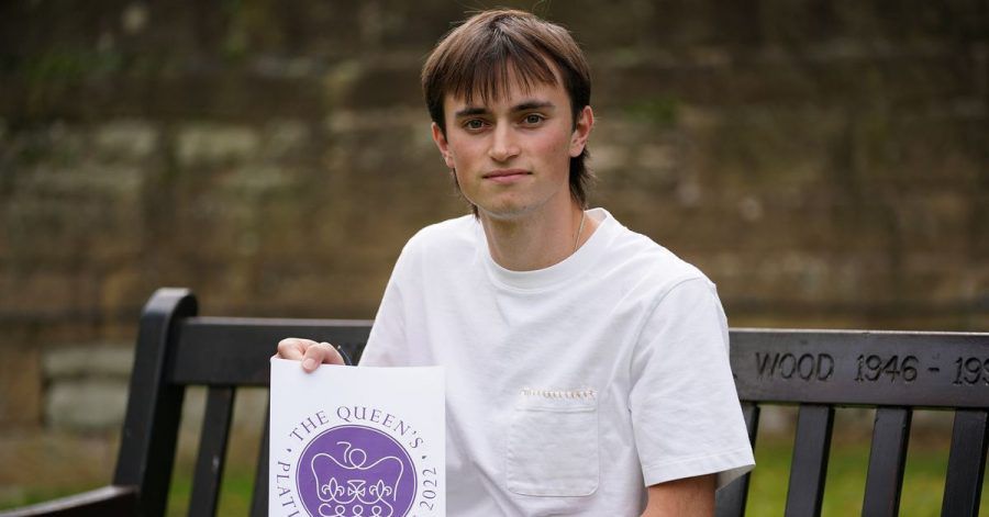 Edward Roberts hält sein Logo zum 70. Thronjubiläum von Queen Elizabeth II. im nächsten Jahr hoch. Bei einem Wettbewerb für junge Designer hat man den Entwurf des 19-jährigen Roberts ausgewählt.