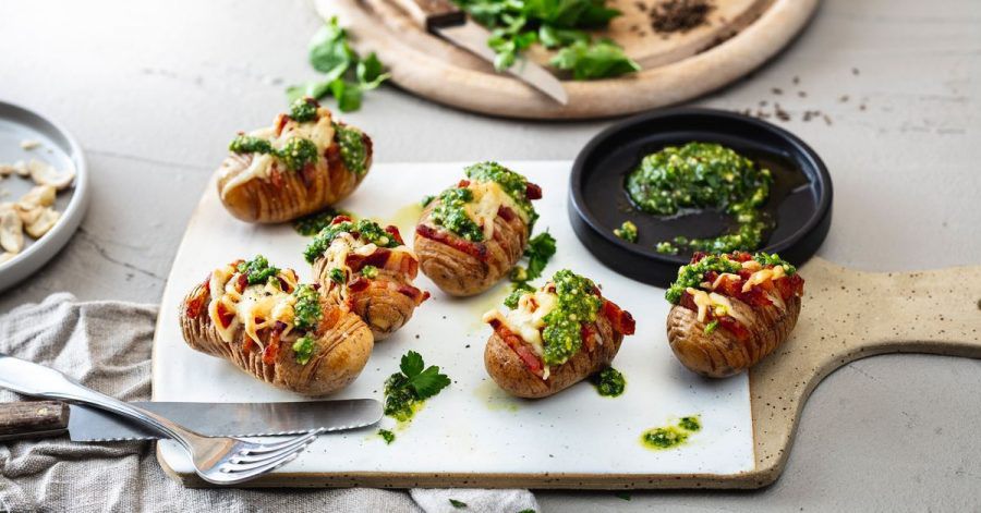 Mit Kartoffeln im sogenannten Hasselback-Style lässt sich auf dem Esstisch etwas Eindruck schinden.