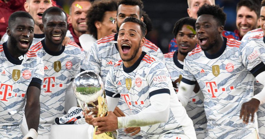 Noch ein Pokal: Die Kicker aus München freuen sich über ihren Sieg gegen Dortmund.