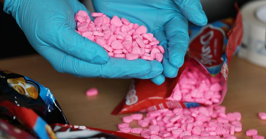 Ein Zollbeamter hält Ecstasy Tabletten in der Hand, die am Flughafen Köln/Bonn sichergestellt wurden.