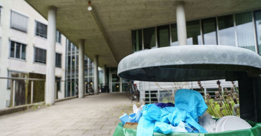 Benutzte Einweg-Handschuhe in einem Abfallbehälter auf dem Campus der Technischen Universität Darmstadt.