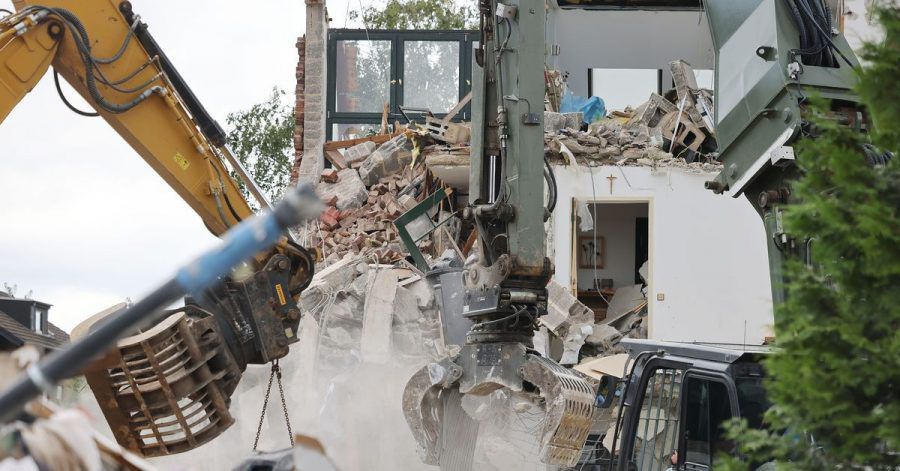 Bagger reißen in Erftstadt-Blessem Häuser ab. Auch drei Wochen nach der Hochwasserkatastrophe ist die Lage nach Einschätzung von Bürgermeisterin Carolin Weitzel dramatisch.