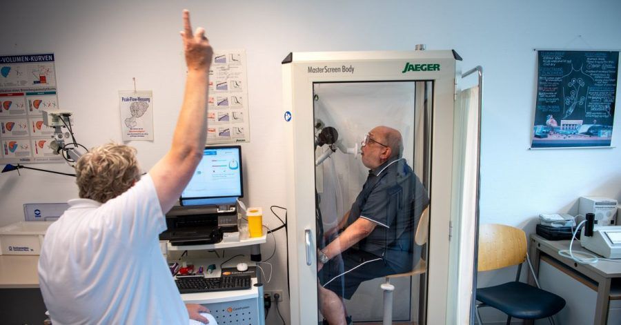 Reinhard Janzen sitzt zur Überprüfung seiner Lungenfunktion in einem Bodyplethysmographen in der Reha-Klinik Bad Rothenfelde.