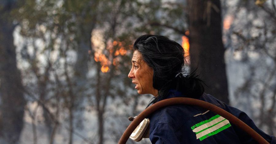 Eine Feuerwehrfrau versucht ein Feuer etwa 30 Kilometer von der griechischen Hauptstadt Athen zu löschen. Vielerorts sind die Brände außer Kontrolle geraten, es kommt zunehmend internationale Hilfe an.