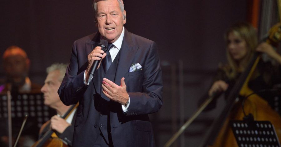 Roland Kaiser singt in der Metropolis-Halle zum Festakt zum 30. Jahrestag der Deutschen Einheit.