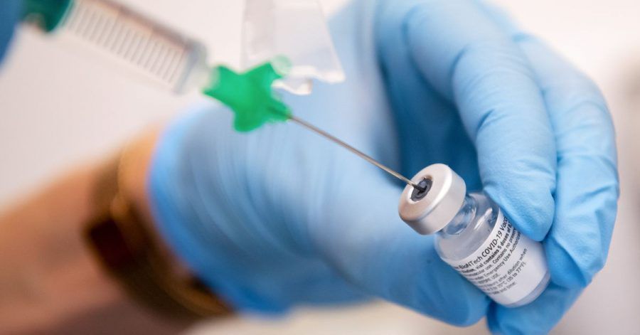 Eine Klinik-Mitarbeiterin zieht den Covid-19 Impfstoff von Biontech/Pfizer für eine Impfung auf eine Spritze.