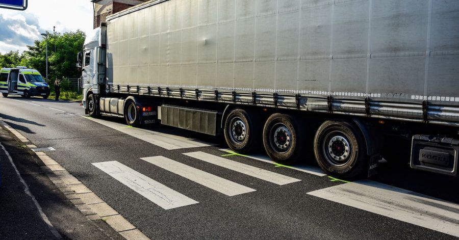 Die Unfallstelle in Erftstadt-Friesheim. Ein Lastwagen hat hier an einem Zebrastreifen ein elfjähriges Mädchen überrollt und getötet.