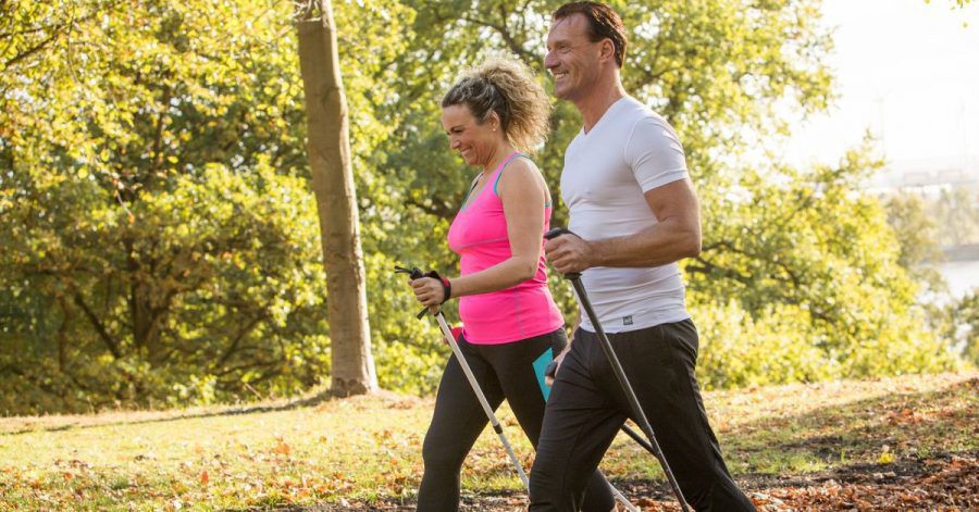 Nordic Walking ist eine rückenschonende Alternative zum Joggen.